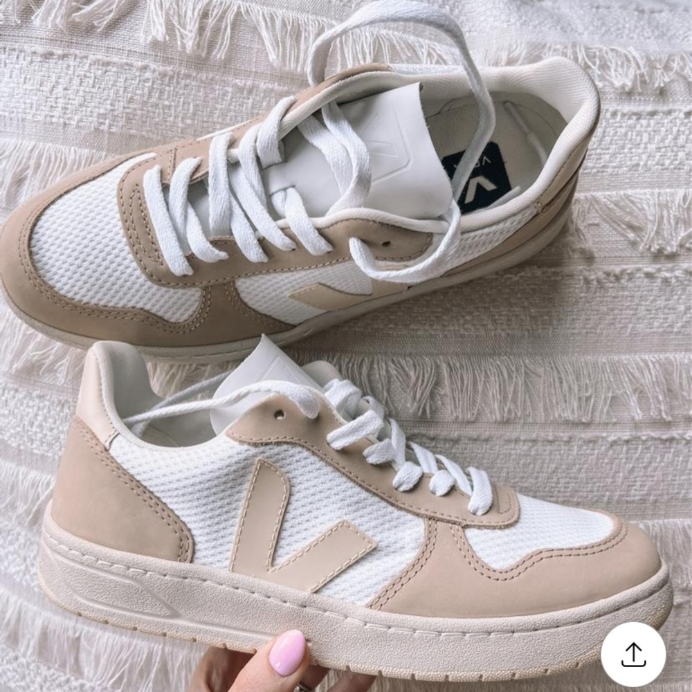 Veja V-10 Sneaker